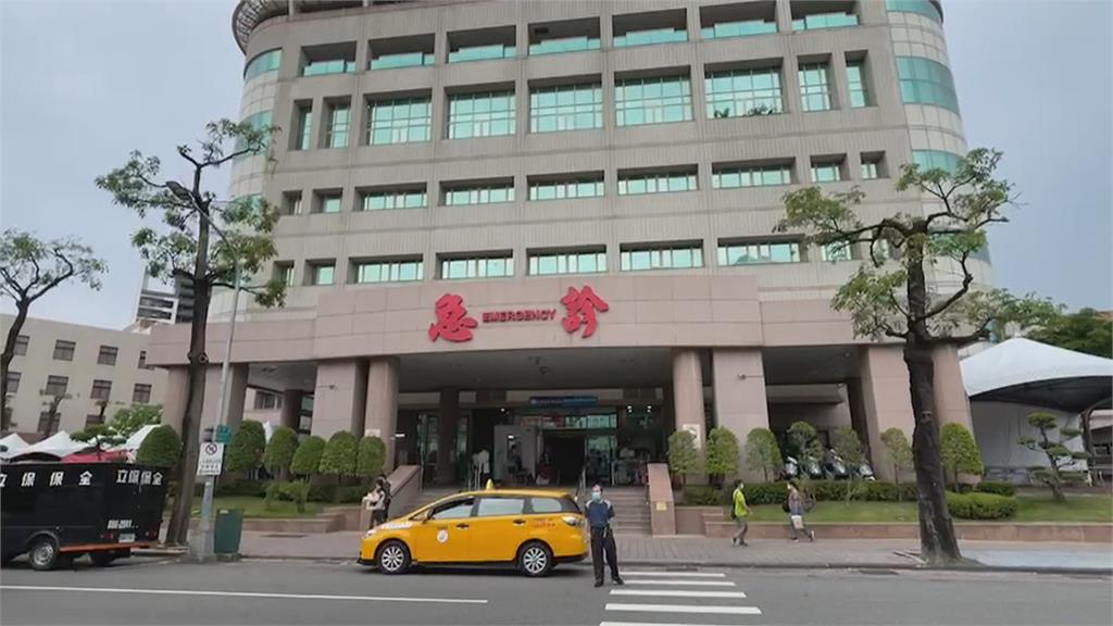 兒子高燒39度躺急診室外　確診父控高榮不救治