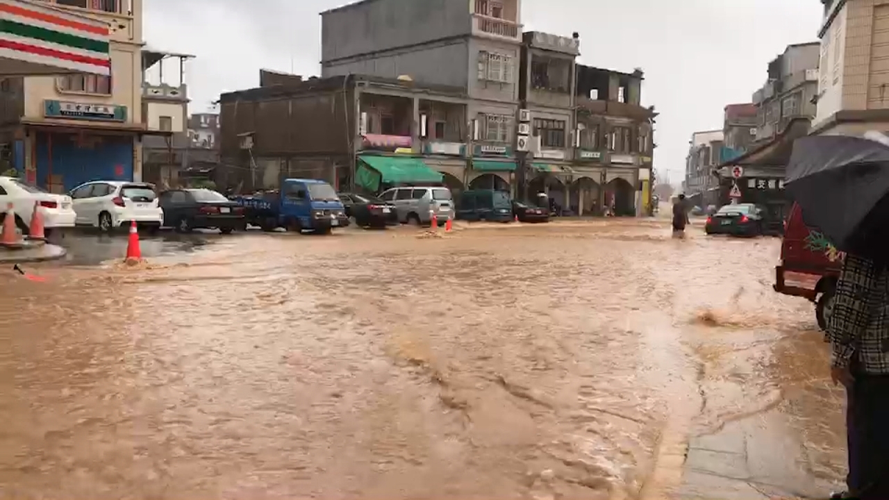 金門下暴雨！東林街道瞬間變成汪洋大河