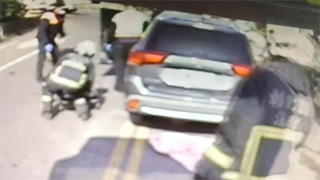 疑精神不濟釀禍！彰化婦人自撞挖土機　昏迷車內、警消破窗救人