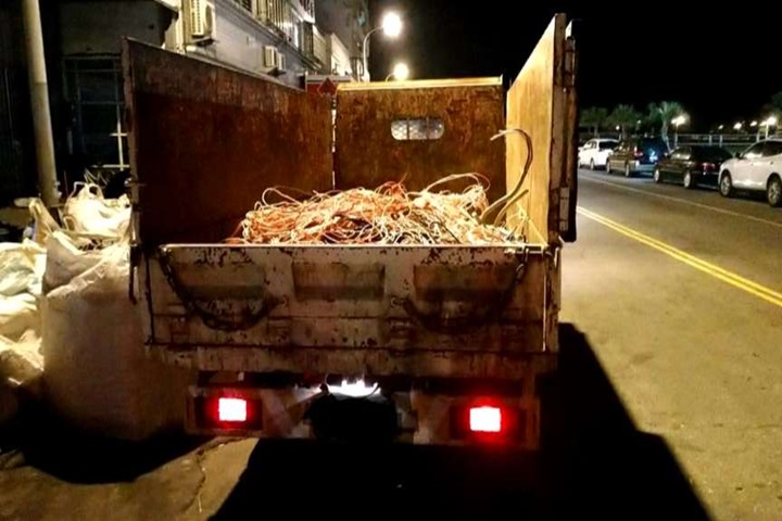 拆舊遠百大樓 工人覬覦廢棄電纜偷滿一卡車