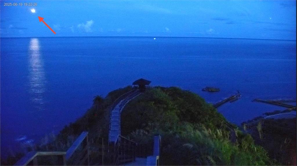 快新聞/花蓮大石鼻山有幽浮經過? 神秘光點空中閃爍長達1分鐘