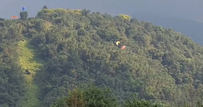 南投虎頭山飛行傘驚險「空中相撞」 2人雙雙墜樹林幸自行脫困