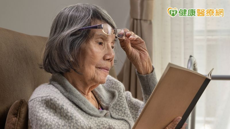 七旬婦看東西霧霧的竟是「長瘤」!醫警告:視力模糊藏疾病警訊