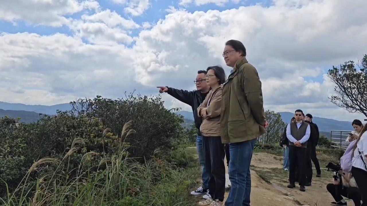 蔡英文相約童子瑋爬山　林右昌作陪　合照C位留給童　抬轎意味濃