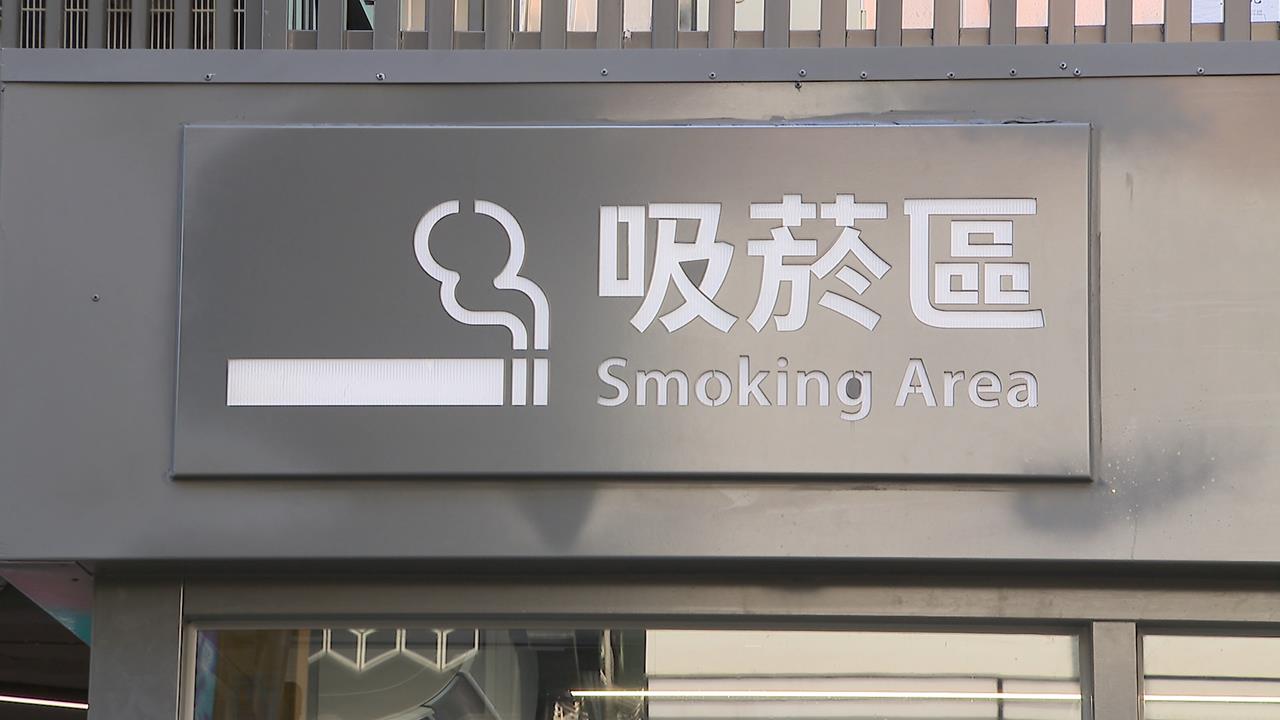 掉漆！　西門町「負壓吸菸室」　狀況頻頻　民眾：門一直彈開