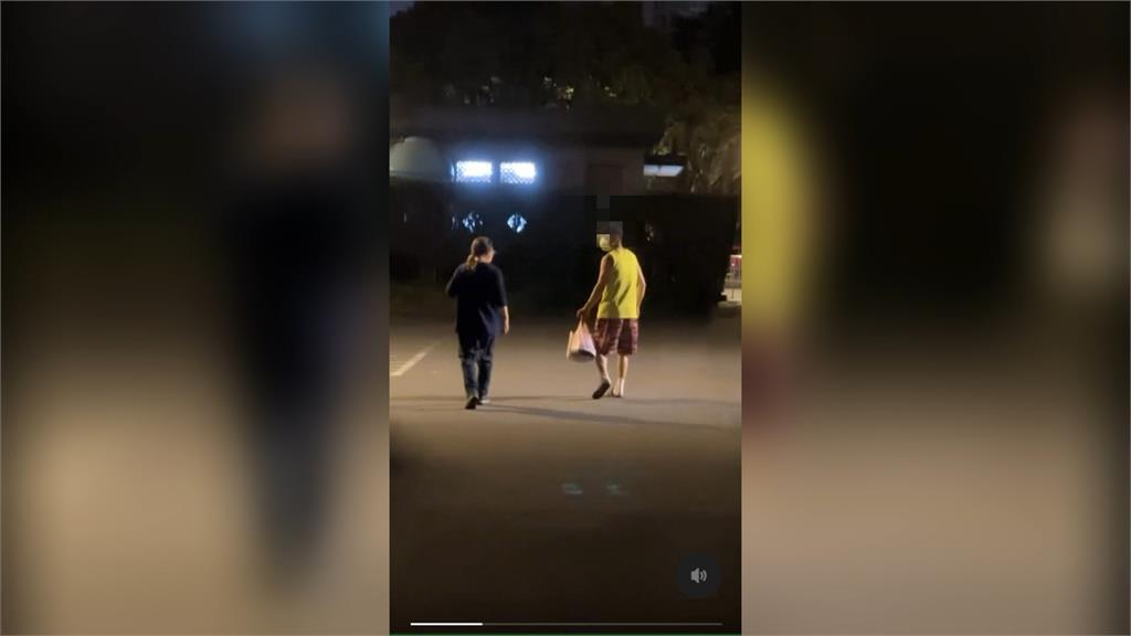 男竟趁台北玫瑰園晚間無人　蹲人行道偷土