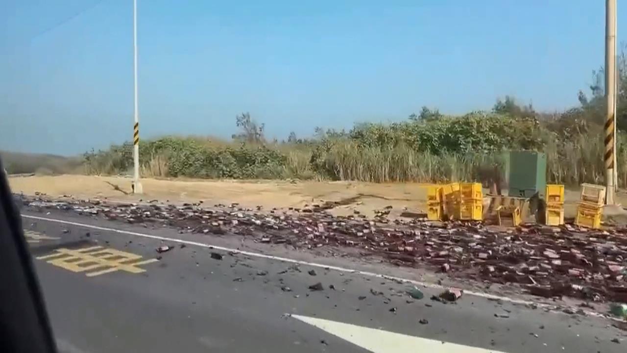 台15線貨車「整車酒傾倒」滿地碎玻璃　路過民眾驚呼：超扯