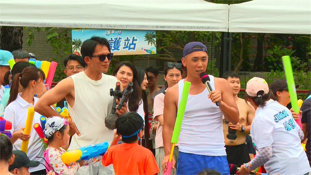 黃國昌化身成國昌哥哥　脫上衣、秀身材和小朋友玩水