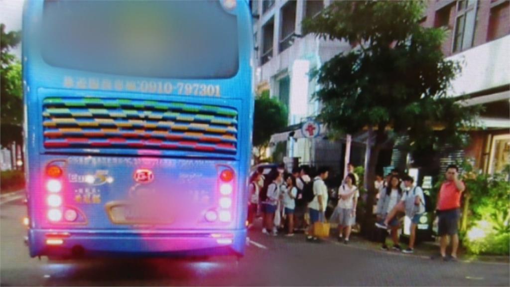 國一男慘遭公車拖行20公尺 母目擊近看：是兒子