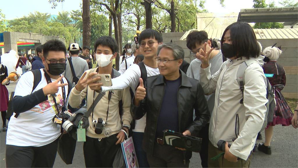 攝影師神似「AI教父黃仁勳」爆紅 網友:根本是本人