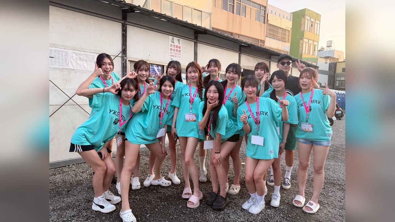 啦啦隊/洋基女孩挑戰「划龍舟」大秀美腿成鹿港焦點!初體驗花容失色「感覺快翻船」