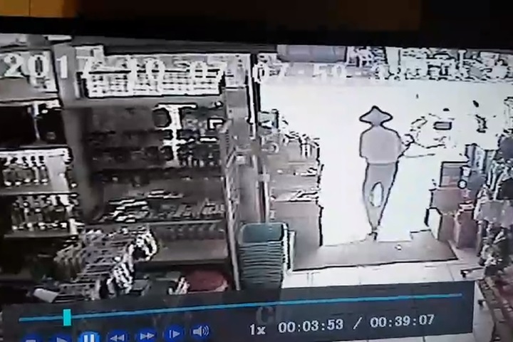 悲！老翁疑不忍妻病痛折磨 掐死妻後刀割自殺