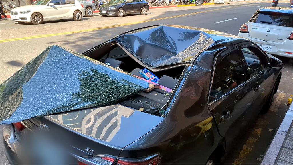 北市林森北大樓「水泥雨庇」掉落！　轎車慘遭砸中車內母子受傷送醫