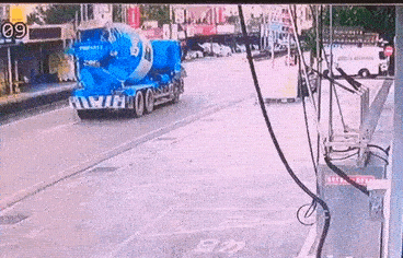 快新聞／外送員自摔慘遭水泥車輾過　驚悚畫面曝光