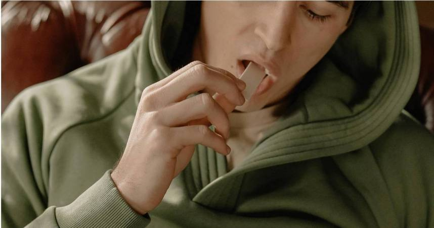 化學系男吃口香糖沾錯粉末「嘴裡爆炸」當場慘死　警揭烏龍原因