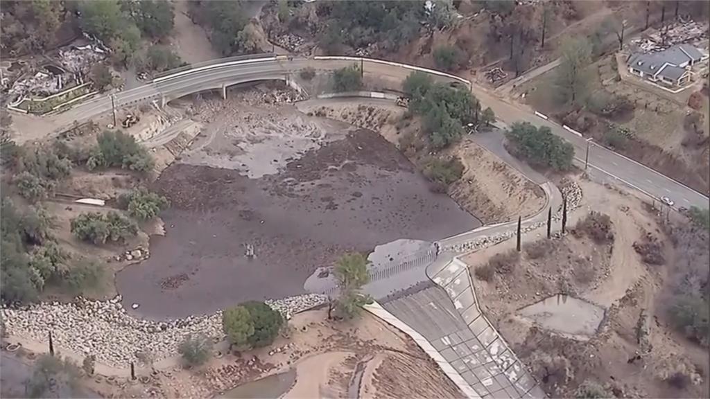 美加州土石流　消防車遭沖下海　消防員幸運生還
