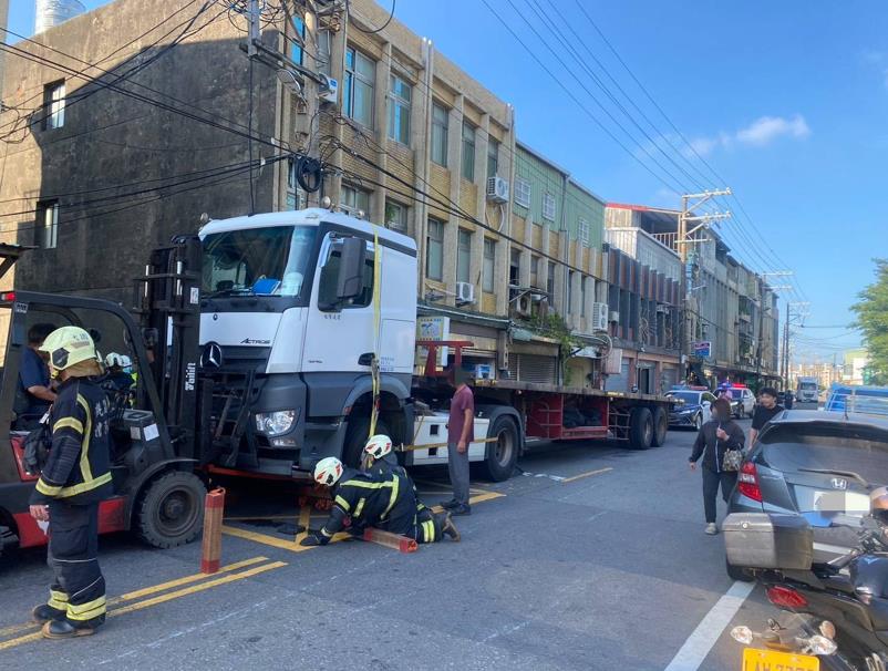 桃園大園死亡車禍！　7旬婦捲拖板車底被救出已身亡