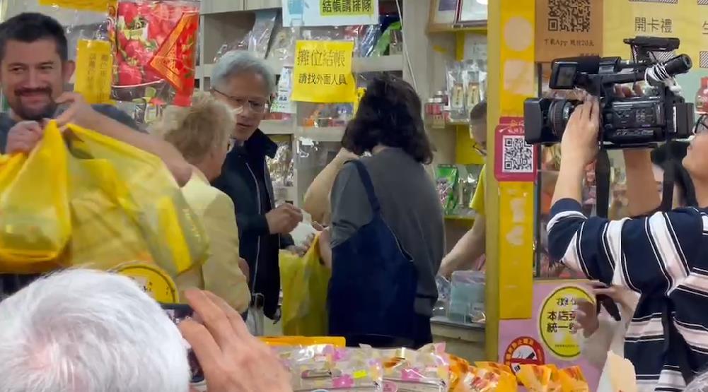快新聞/捕獲野生AI教父! 黃仁勳現身四平商圈狂掃「台灣零嘴」