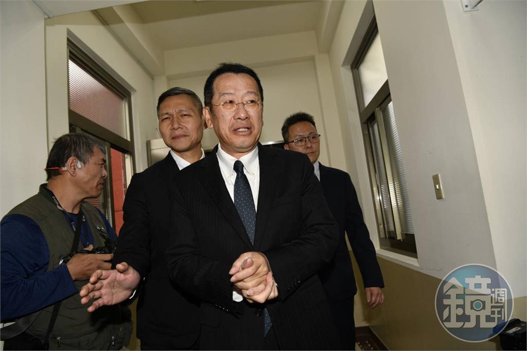 總統府憲兵、海軍官兵淪共諜「揮五星旗自拍」　顧立雄痛心：對國家不忠