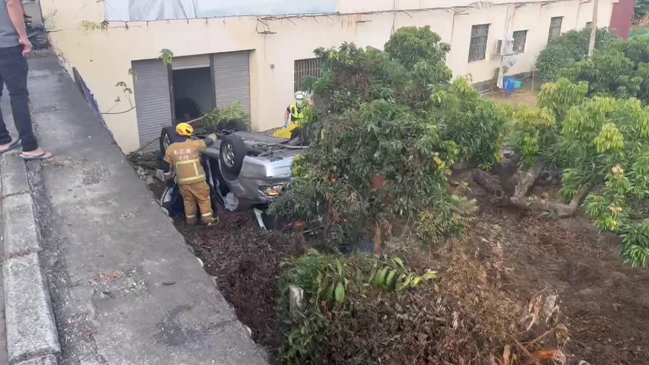 翻車直墜荔枝園! 祖孫5人受困消防破壞器材急救援