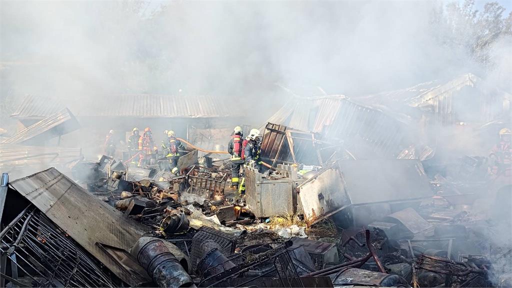 金山資源回收場大火　還有爆炸聲2犬隻嗆死