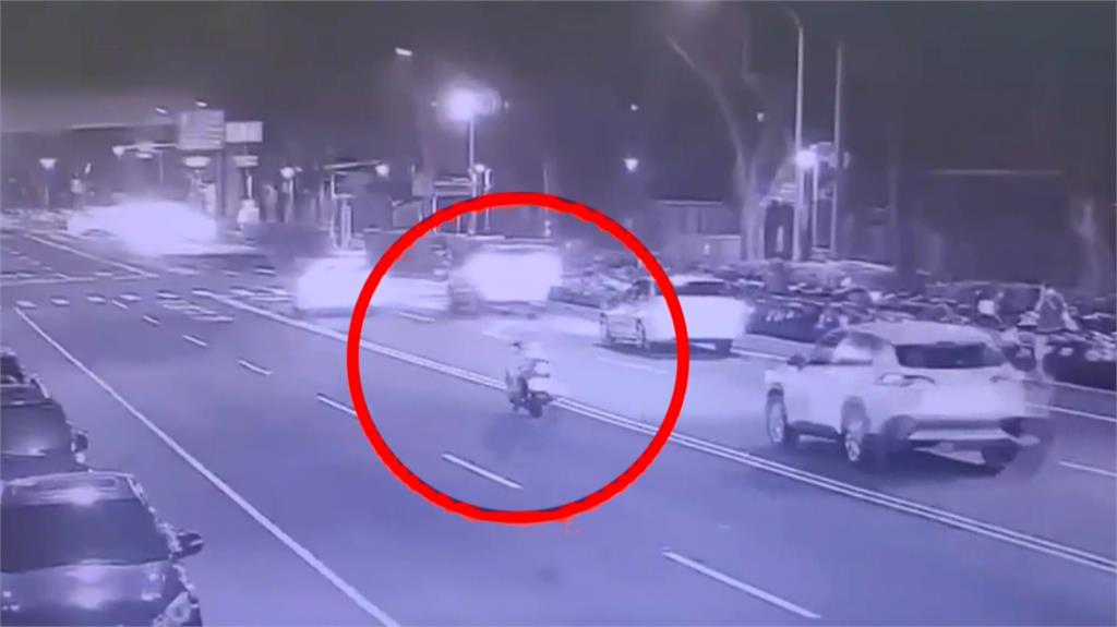 危險！八旬騎士違規跨越雙黃線　路口被左轉轎車撞飛身亡