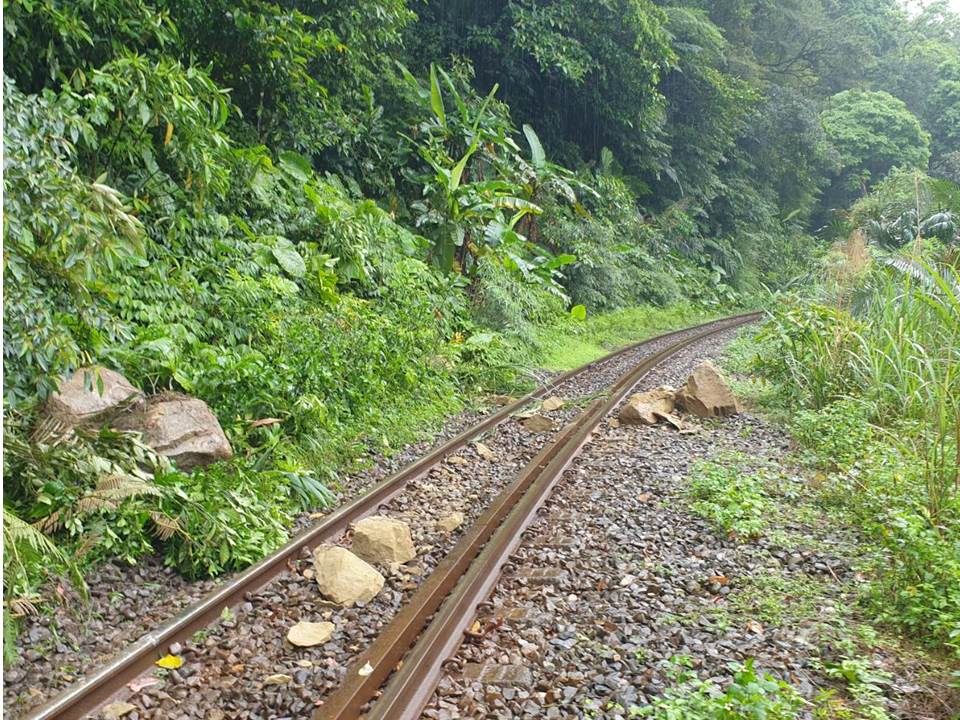 快新聞／<em>台鐵</em>平溪支線三貂嶺驚見落石！　列車9時30分起停駛搶修中