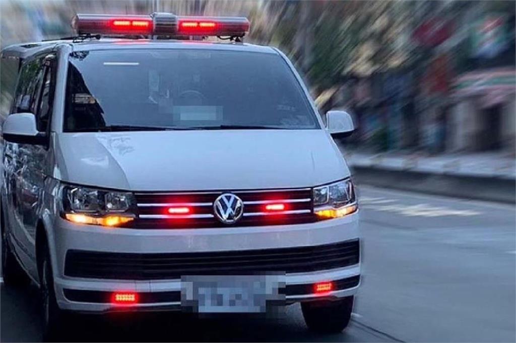 快新聞／高雄重大車禍！聯結車翻覆撞斷號誌桿　5車遭波及