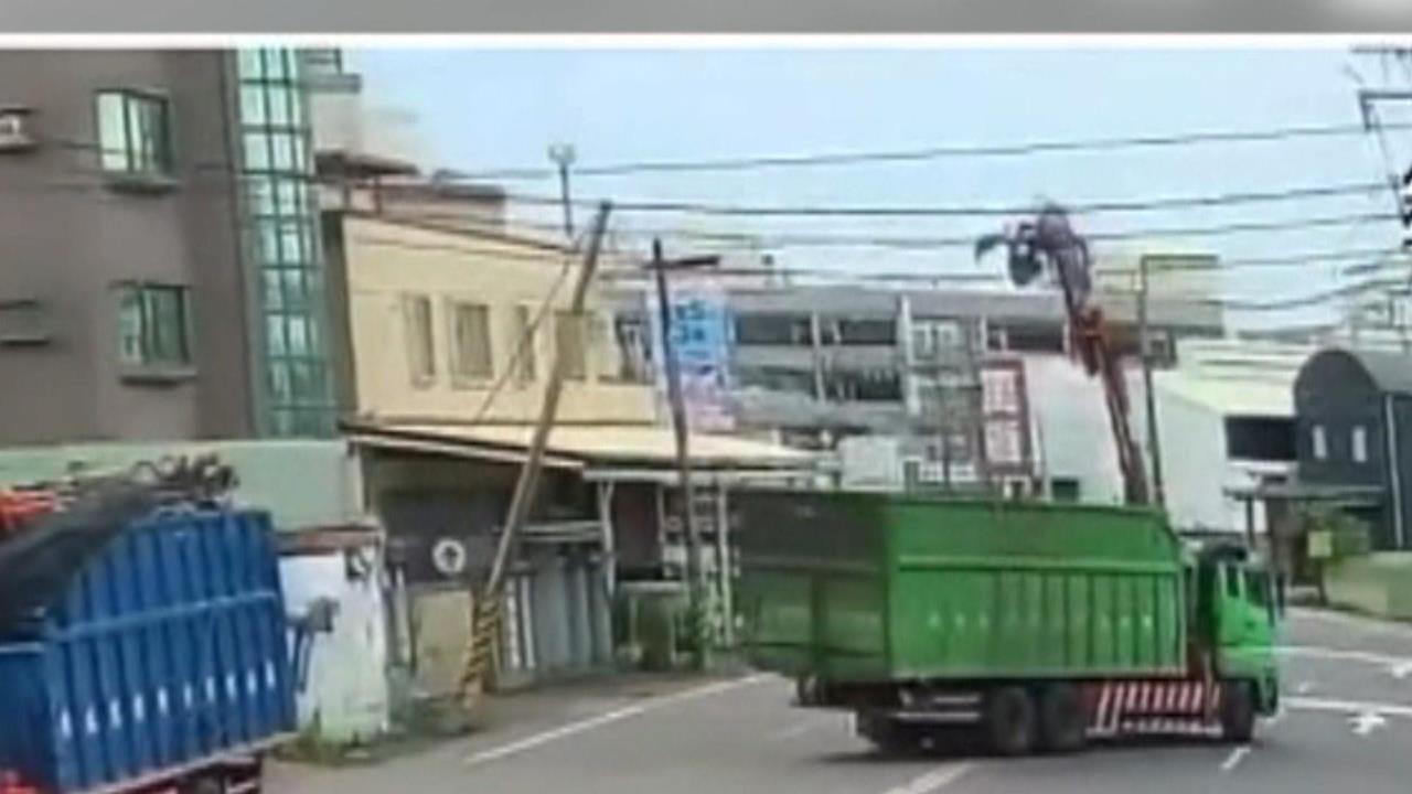 台南大貨車車斗上方吊桿未收起　「扯斷電桿」驚現火光釀３戶停電