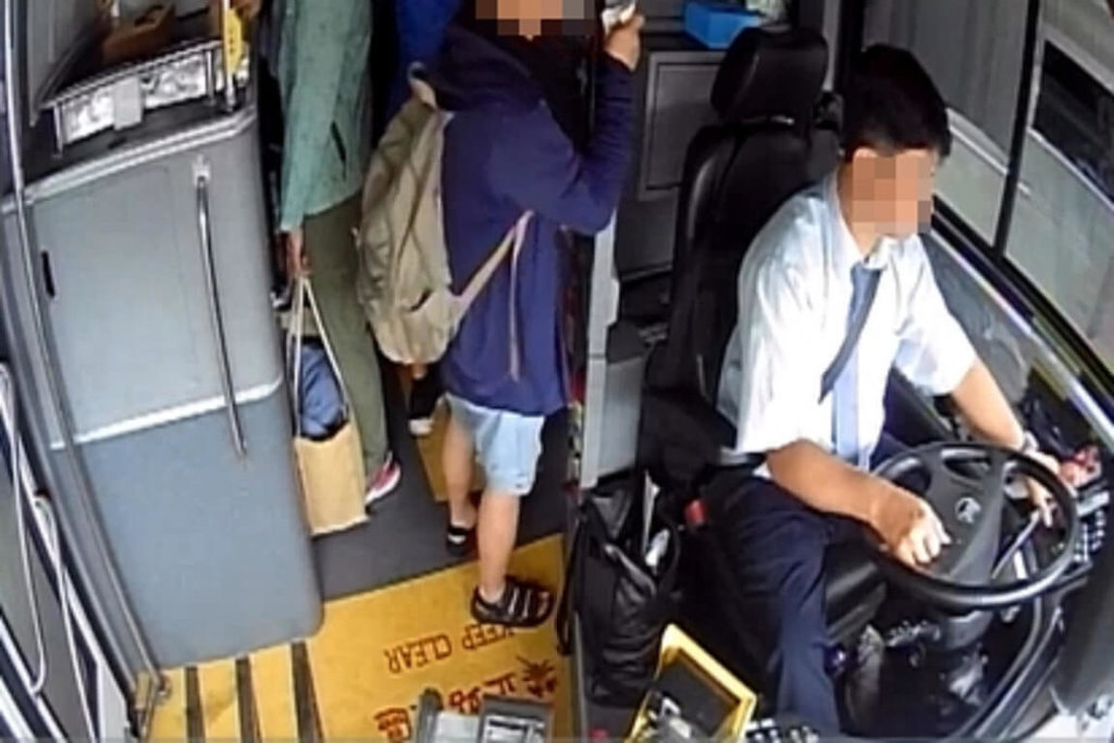 台南公車司機邊滑手機　客運挨罰9000元駕駛記過