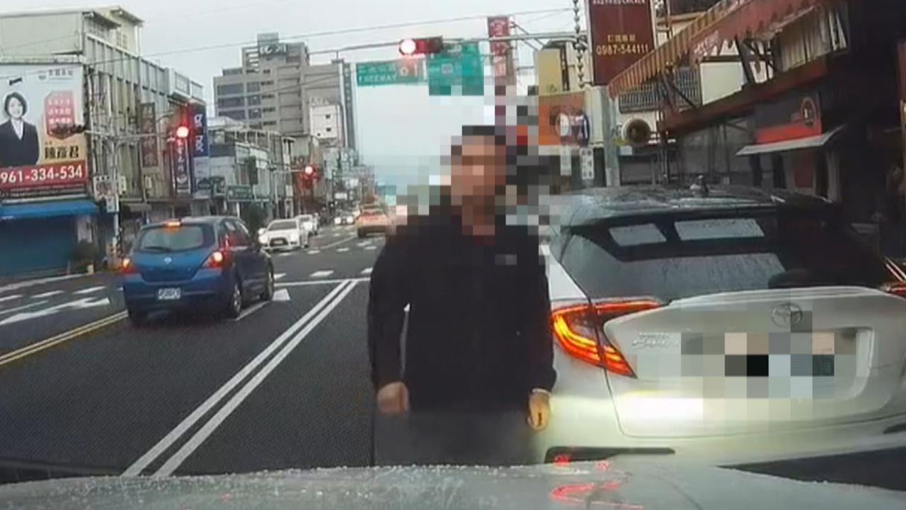 宜蘭轎車違規「占２／３車道」買早餐　引後方整路回堵民眾氣投訴