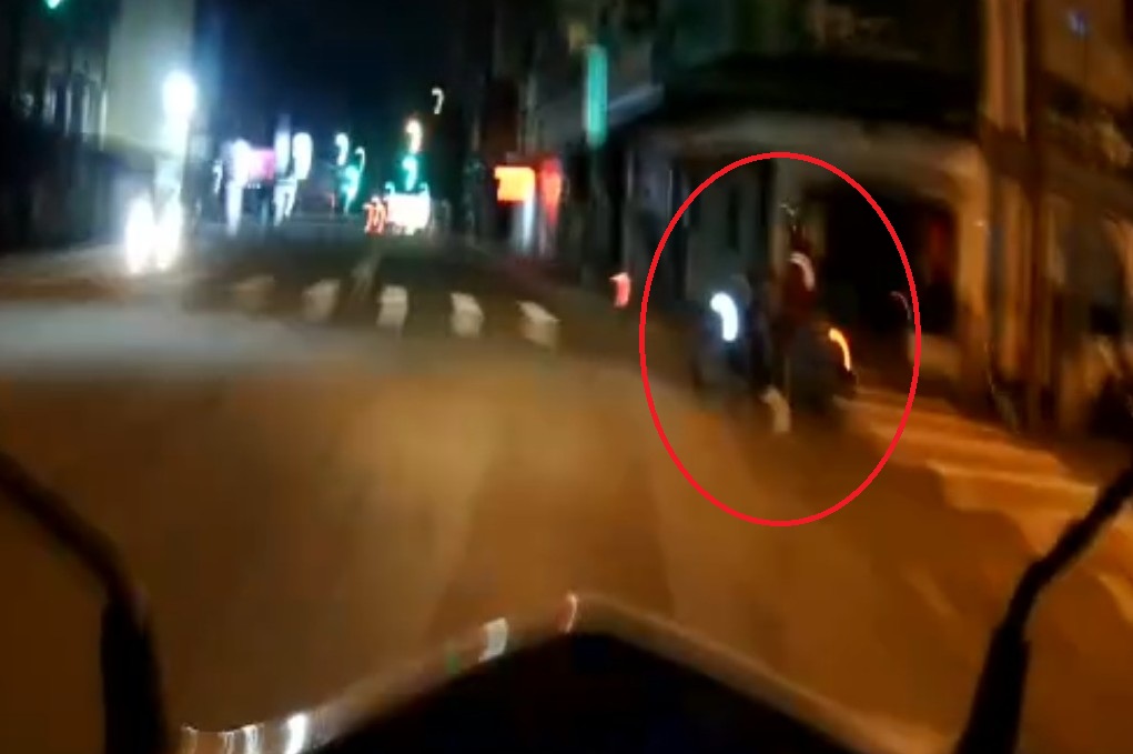 不滿攔查錄影討拍　28歲男涉無照騎車違停吞3罰單