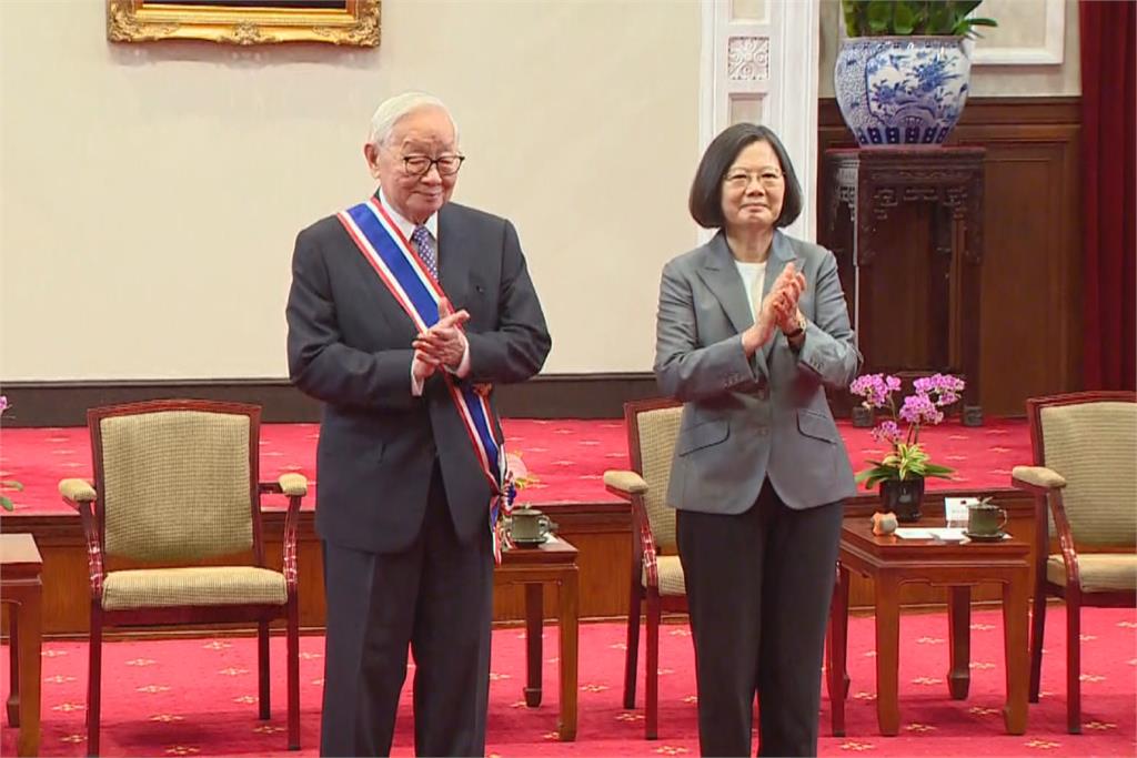 蔡英文頒授張忠謀中山勳章　讓世界知道台灣值得信任與合作
