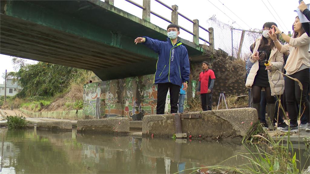 溪水暴漲淹路面 高中生上學險被沖走