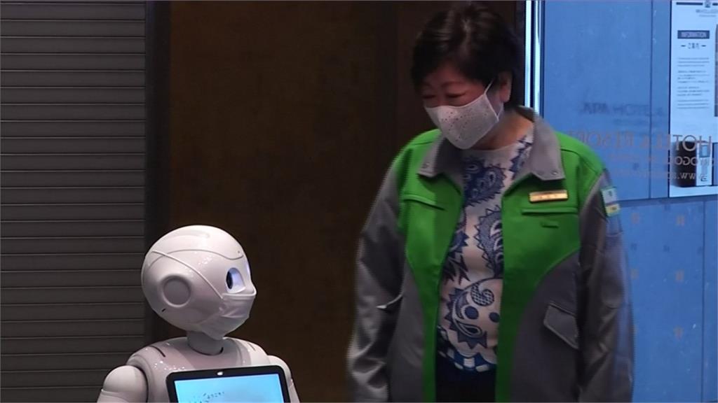 武漢肺炎／東京增2方艙旅館 小池百合子視察與機器人互動