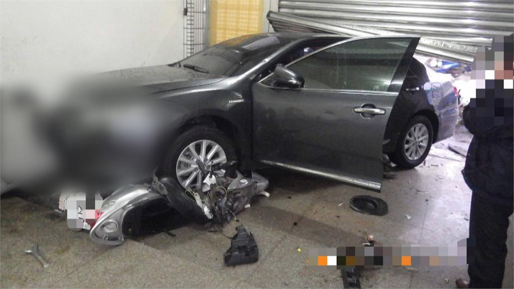 碰！轎車疑煞車失靈撞衝撞6汽機車！機車慘壓車底 3路人無辜遭波及