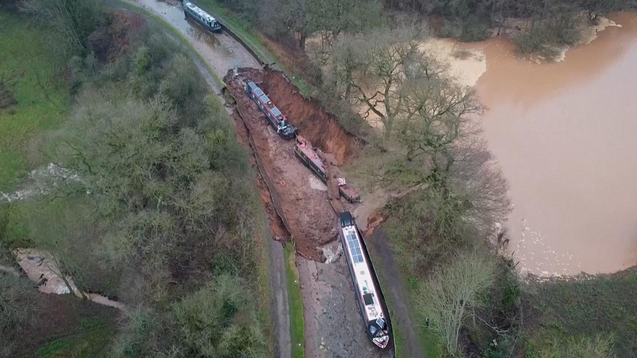 英國運河驚現4公尺天坑！　2艘船受困幸無人傷亡