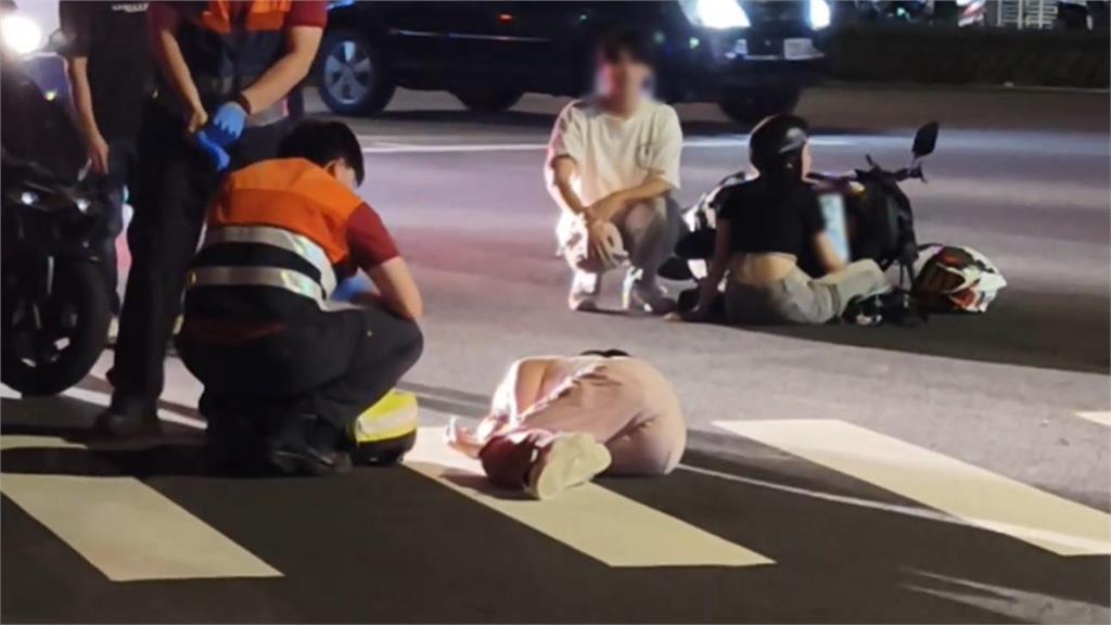 快新聞/三寶鬼切!深夜北市萬華1機車「無預警變換車道」遭追撞 3人受傷送醫