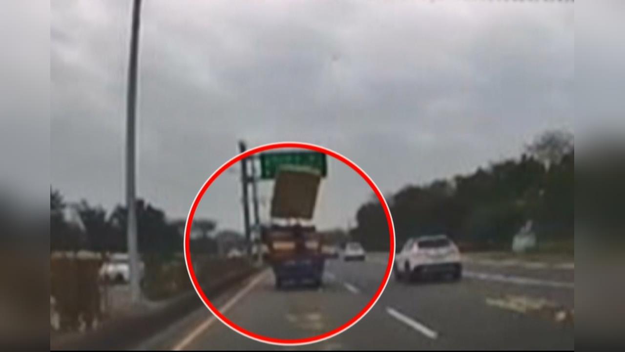 驚險! 貨車"載滿床墊"未綑綁 1人站車斗"手壓不住"險砸後車