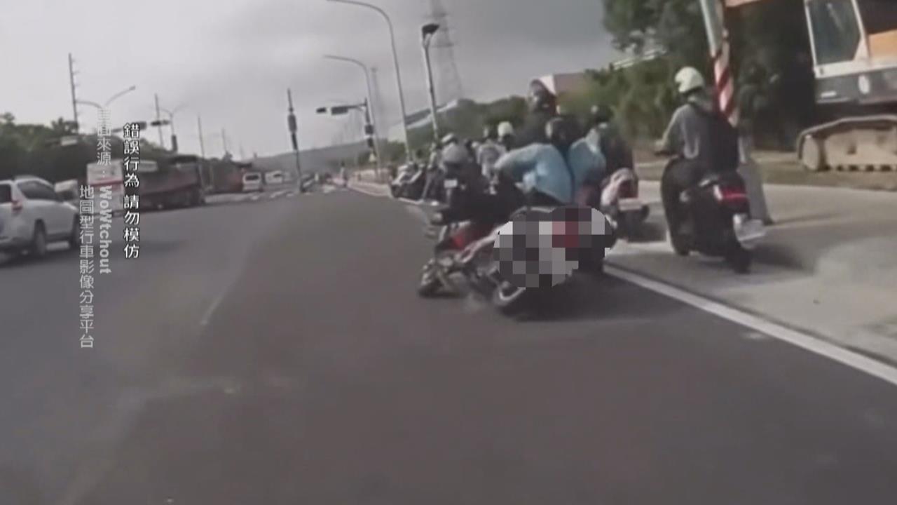 按喇叭爆衝突! 高雄2騎士行糾 1男「行駛中扯衣」騎士慘摔畫面曝
