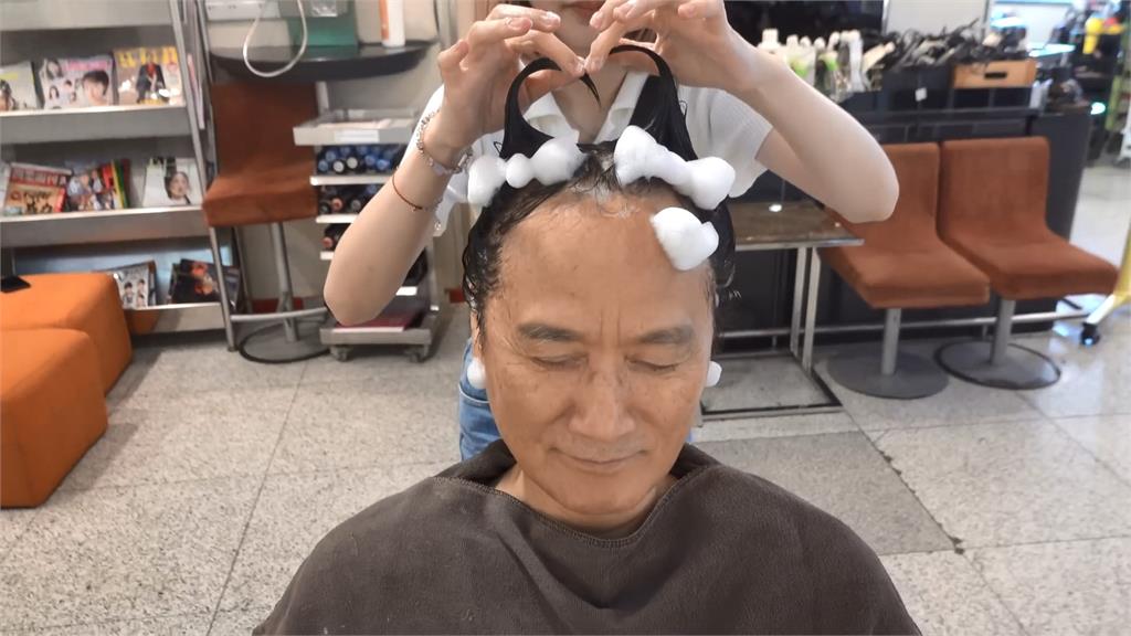 南韓爸體驗台式洗頭被惡整　偷拍頭、玩髮型笑喊：這什麼呀