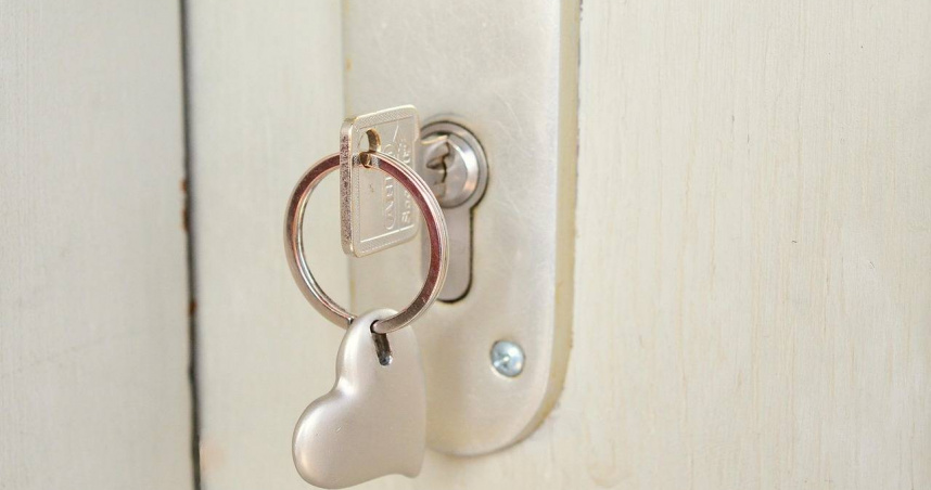 獨居女備用鑰匙藏1處以為超安全 返家見積蓄被偷光超崩潰