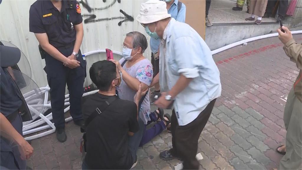 快新聞／南鐵地下化拒遷戶清晨遭突襲強拆 68歲老婦下跪聲援哭喊：「讓我進去幫忙」