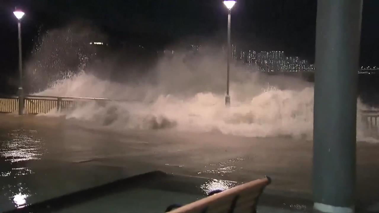 「樺加沙」直撲中國！廣東撤逾百萬人　巨浪衝破香港酒店大門玻璃