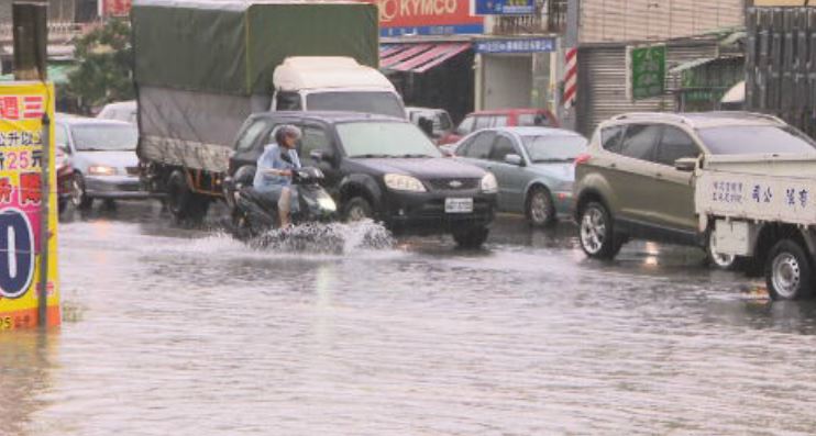 快新聞／高雄鳳仁路積水到小腿 民眾上班遙望公司過不去