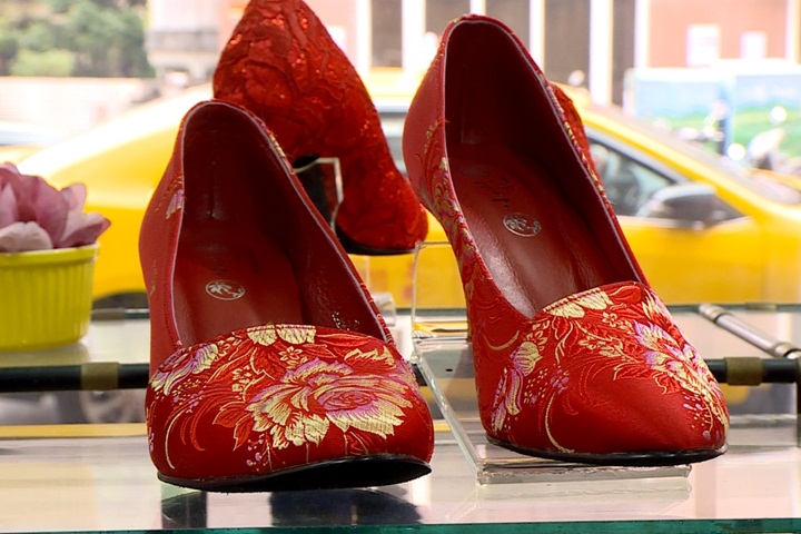  繼承傳統手藝 70年老店打造時尚繡花鞋