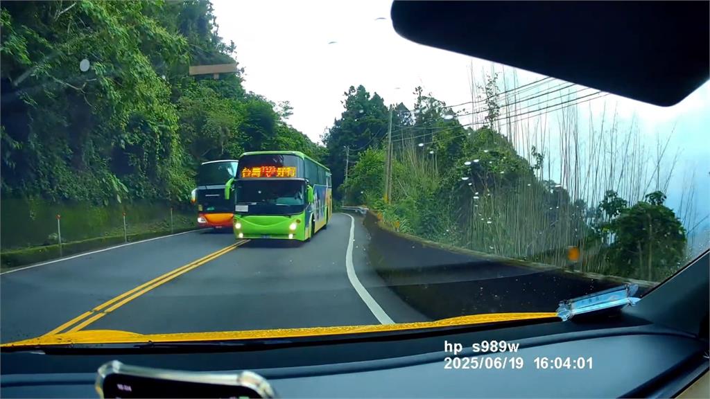 遊覽車逆向開山路！　網諷：台灣好行差點變一路好走