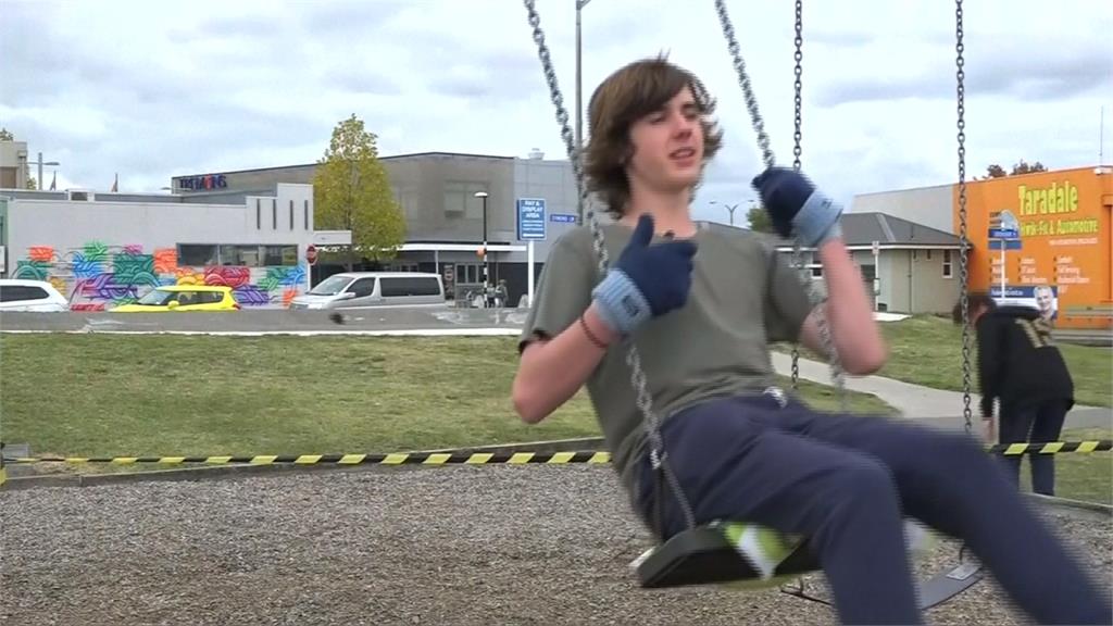 盪鞦韆拚世界紀錄 紐西蘭少年連盪33小時