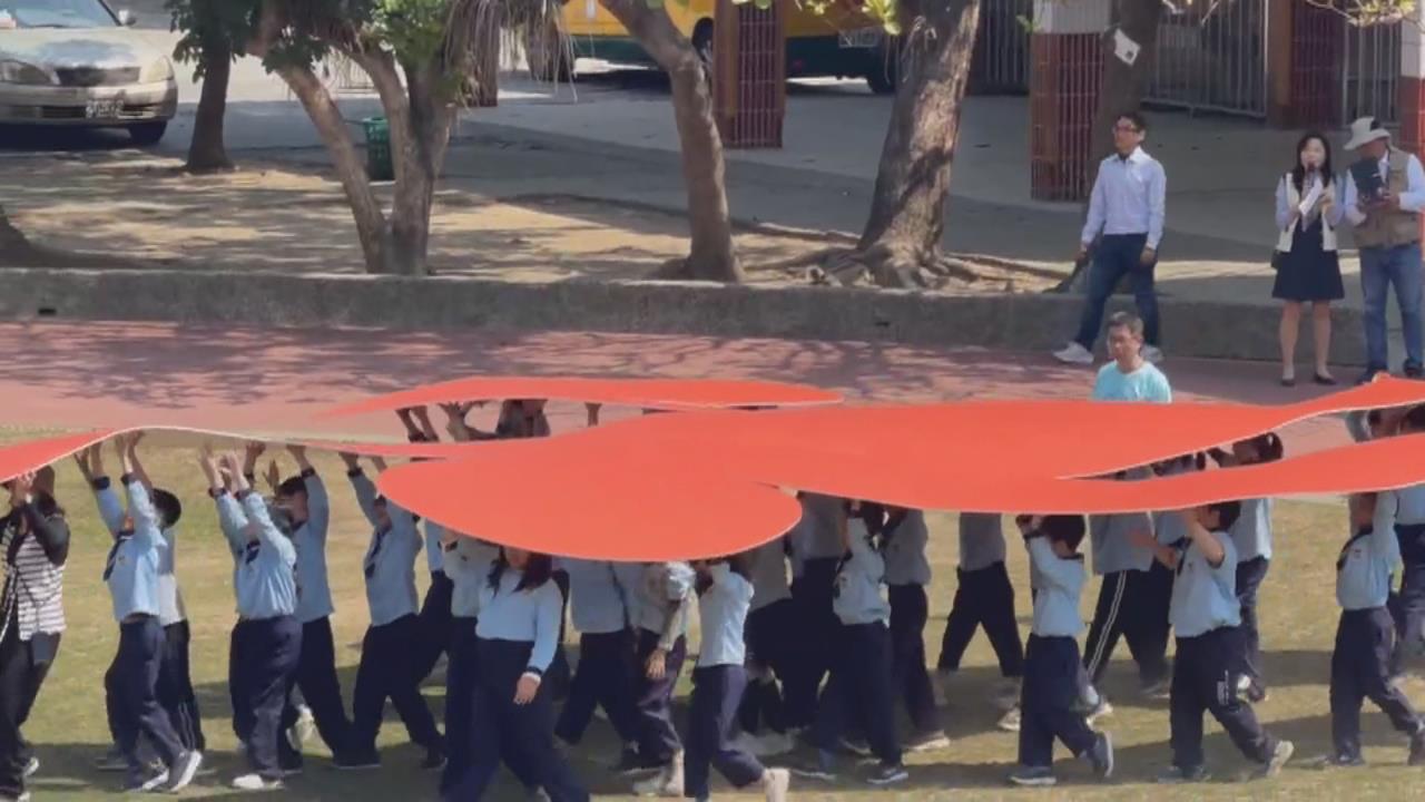 2026全中運將登場　嘉義太保國小逾250位學生舉牌歡迎