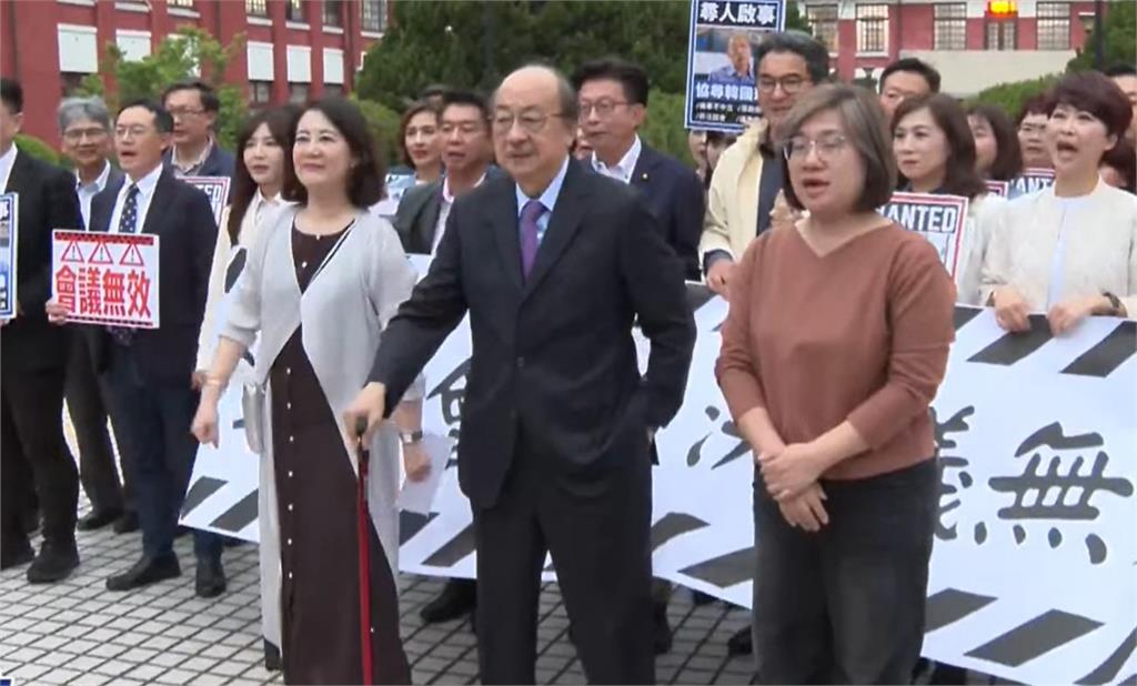 快新聞／防藍委「夜襲」偷開會　柯建銘率綠委封立院4扇門輪班守夜